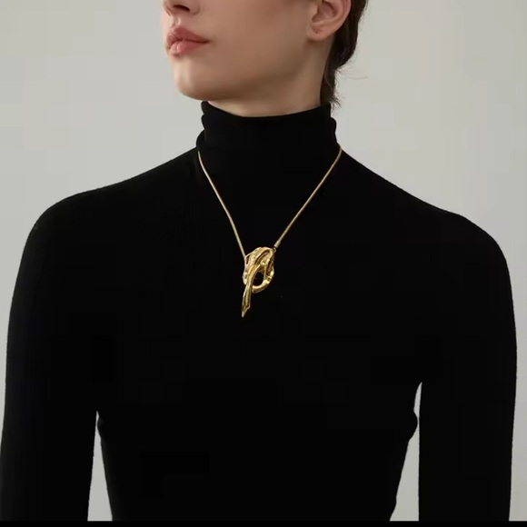 ✨ Modern Gold Knot Pendant Necklace ✨ - Picture 2 of 7